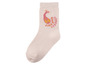 Weiße Socke mit rosafarbenem Pfau-Motiv.