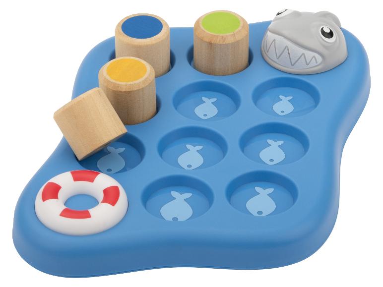 Sortierspielzeug mit Meeresthema, Holzteilen und einer Haifigur.