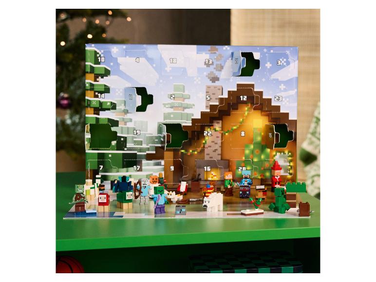 Minecraft Adventskalender mit Figuren und Zubehör auf einem grünen Regal.