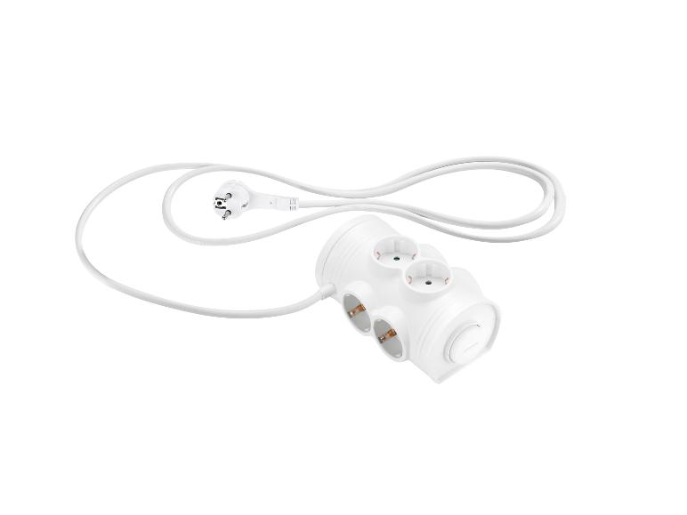 Weiße Steckdosenleiste mit sechs Steckdosen und einem Schalter, mit angeschlossenem Kabel und Stecker.