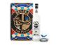 Wodka-Geschenkset mit Flasche, Glas und Fischmotiv, Text: „BEST CONSUMED WITH CAVIAR“.