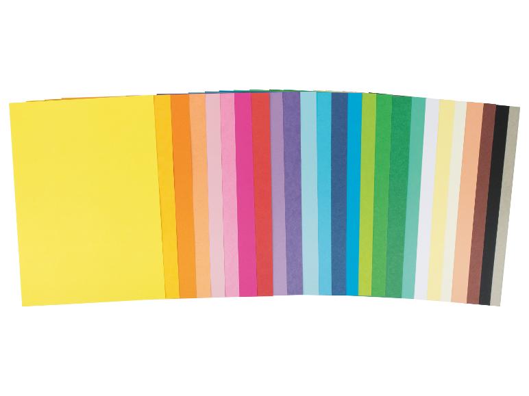 Ein Fächer aus bunten Papierbögen, darunter Gelb, Orange, Pink, Blau und Grün.
