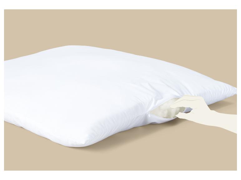 Weißes Kissen mit Reißverschluss, eine Hand öffnet das Kissen, um die Füllung zu zeigen.