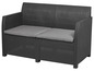 Ein graues Rattan-Sofa mit grauen Kissen für den Außenbereich.