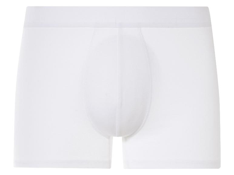 Ein Paar weiße Boxershorts.