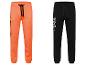 Zwei orangefarbene und schwarze Jogginghosen mit gestickten Logos.