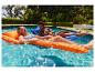 Zwei Personen entspannen im Pool auf CRIVIT Luftmatratzen.