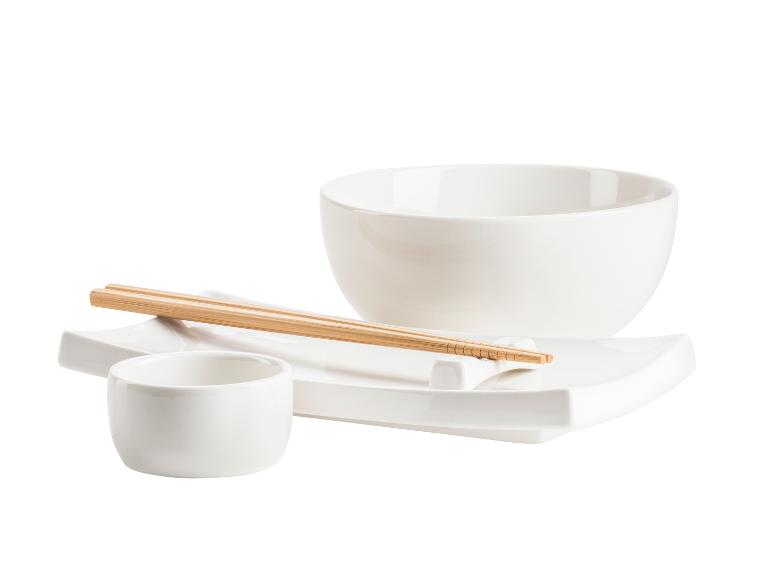 Weißes Keramik-Sushi-Set mit Schale, rechteckigem Teller, Soßenschälchen und Essstäbchen aus Holz.