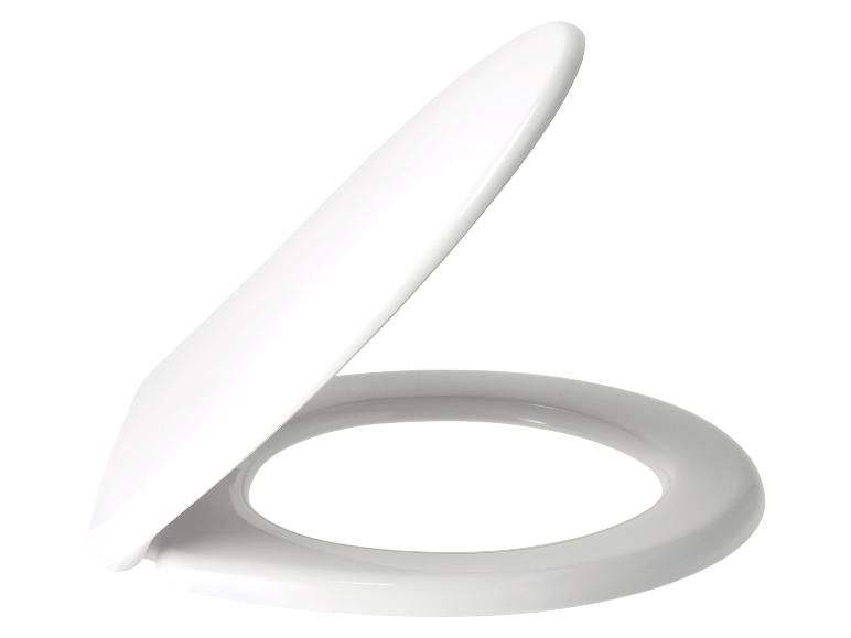 Ein weißer Toilettensitz, leicht angehoben.
