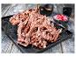 Pulled Meat mit Fleischgabeln, Sauce und eingelegten Zwiebeln.