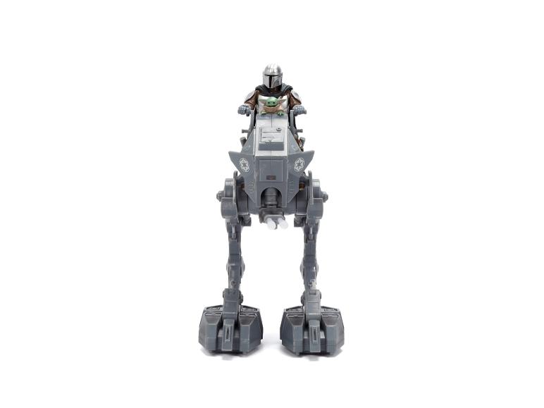 Science-Fiction-Actionfigur auf einem Läufer