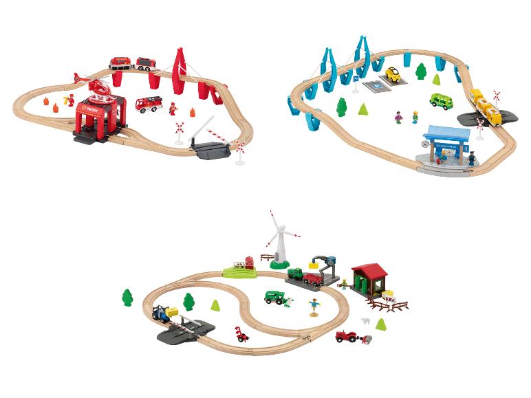 Drei Holzeisenbahn-Sets mit Feuerwehr-, Stadt- und Bauernhofmotiven.