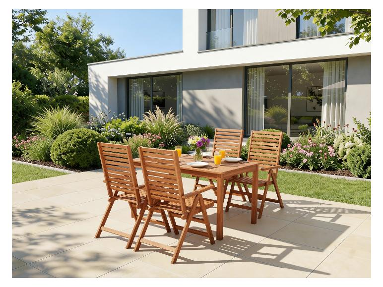 Gartenmöbel aus Holz auf einer Terrasse mit Rasen und modernem Gebäude im Hintergrund.