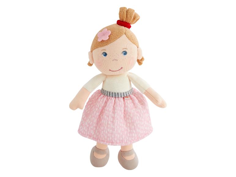 Plüschpuppe mit blonden Haaren, blauen Augen, Sommersprossen, rosa Kleid und braunen Schuhen.