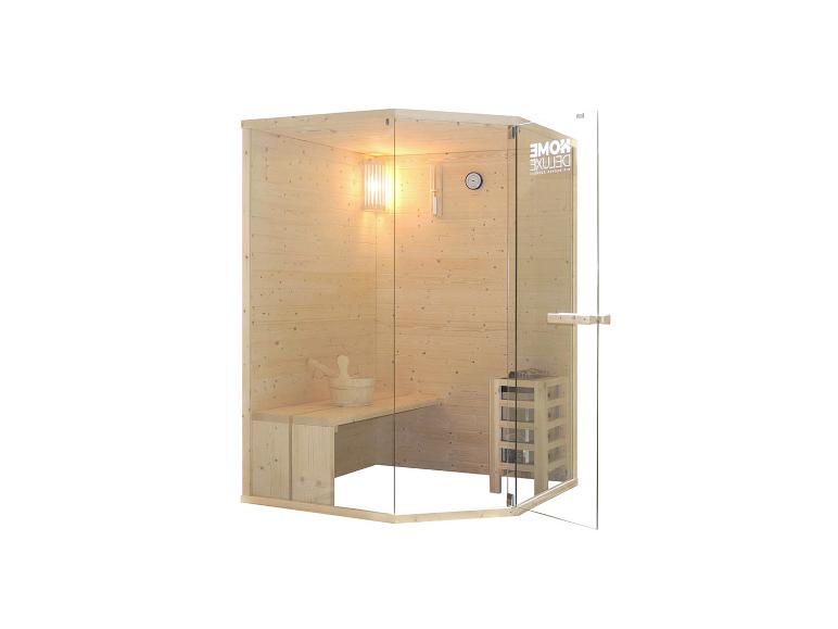 Ecksauna mit Holzbank, Eimer und Ofen, Glaswänden und Holzrahmen.