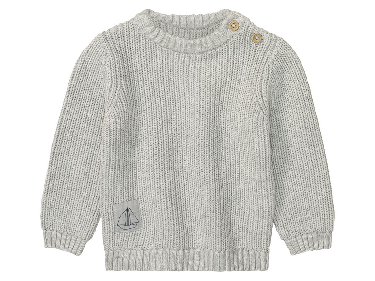 Ein grauer Strickpullover mit einem kleinen Boot auf der Brust.