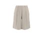 Beige Damen-Culottes mit weitem Bein und Falten.