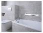 Badezimmer mit Badewanne, Toilette und wandmontiertem Handtuchtrockner.
