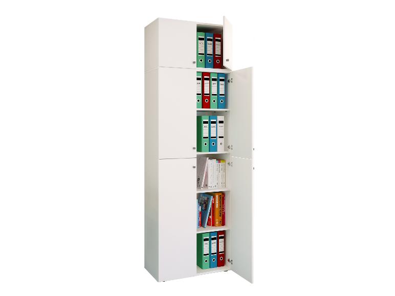 Weißer Schrank mit Regalen voller bunter Ordner und Bücher.