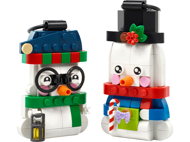 Zwei bunte Schneemänner aus Bausteinen als Weihnachtsdekoration.