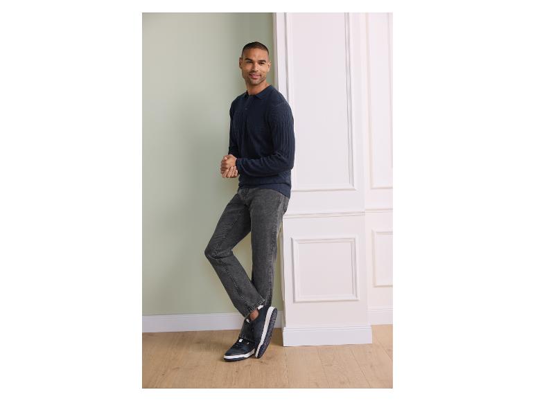 Mann in ESMARA MEN Herren Polopullover mit Struktur, grauer Jeans und Sneakern.