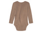 Ein braunes Baby-Langarmshirt.