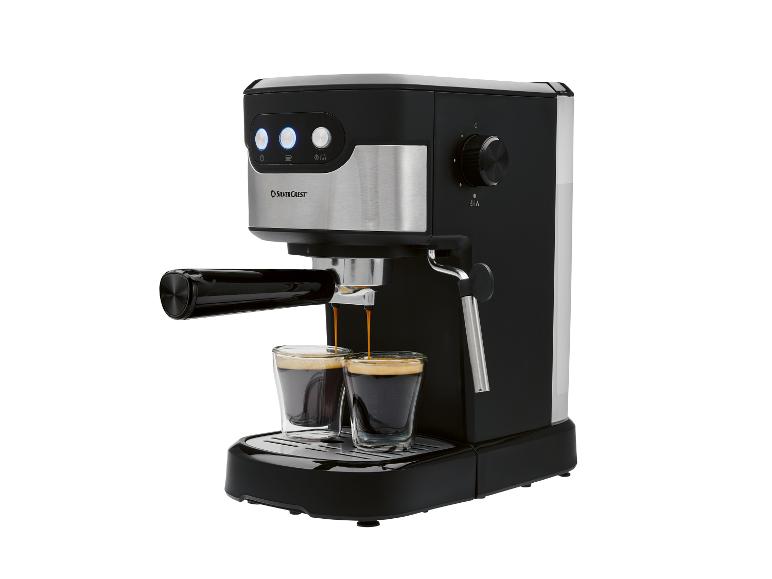 Schwarz-silberne Espressomaschine, die Kaffee in zwei kleine Gläser füllt.