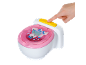Kinder-Töpfchen mit rosa Sitz und Zeichentrickfigur, eine Hand drückt einen gelben Knopf.