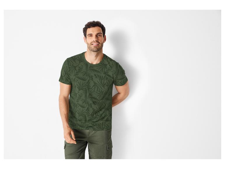 Olivengrünes T-Shirt mit tropischem Muster und Cargohose.