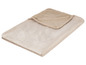 Eine beige Fleece-Decke mit weichem Sherpa-Futter.