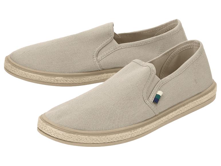 Ein Paar beige Canvas-Espadrilles mit Seildetails an der Sohle.