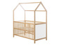 Ein Holz-Babybett mit einem Dach in Hausform.