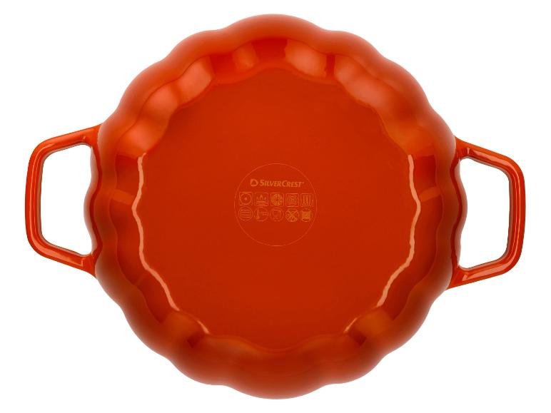 Orangefarbene Auflaufform mit gewelltem Rand und zwei Griffen.