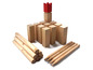 Holzblockspiel mit roter Krone und Wurfstöcken.