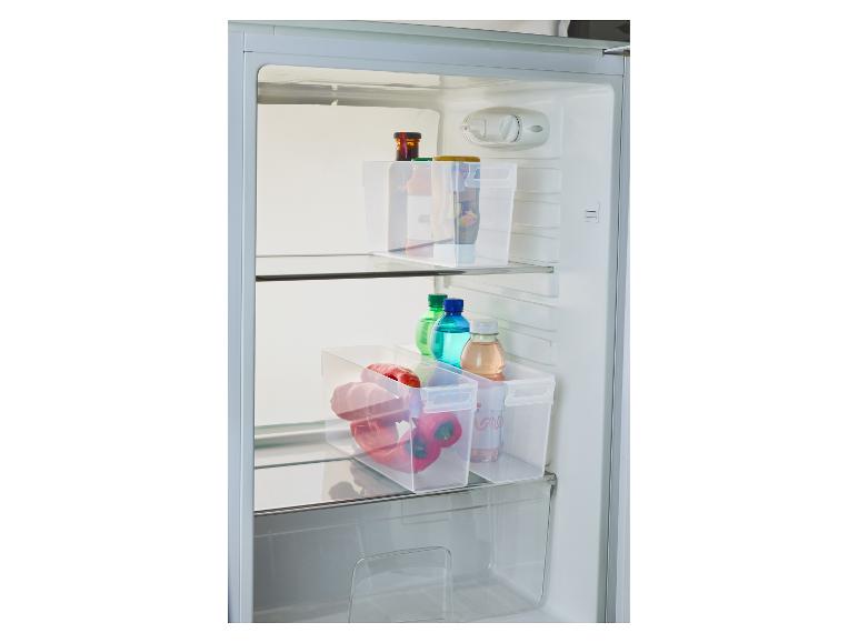 Transparente Kühlschrank-Organizer mit Getränken und roten Paprika.