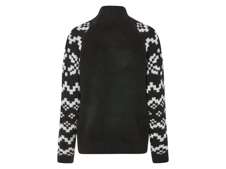 Schwarzer Pullover mit weißen geometrischen Mustern an den Ärmeln.