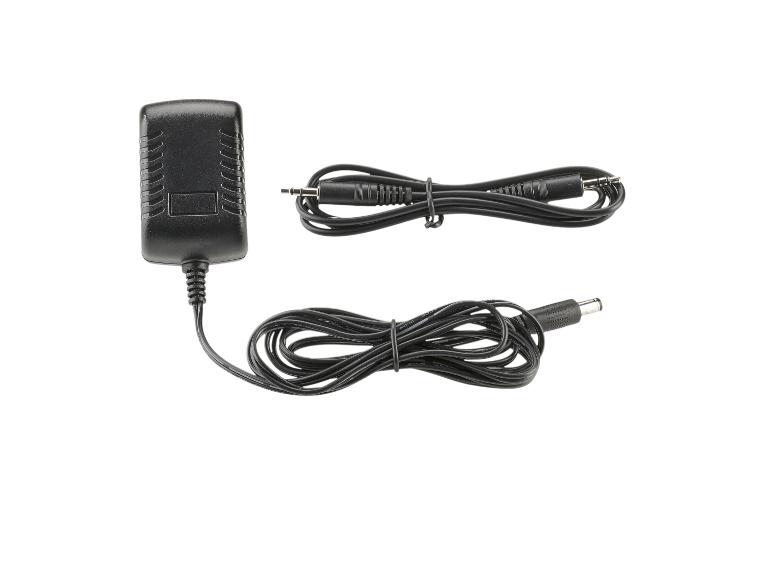 Schwarzes Netzteil und zwei schwarze Kabel auf weißem Hintergrund.