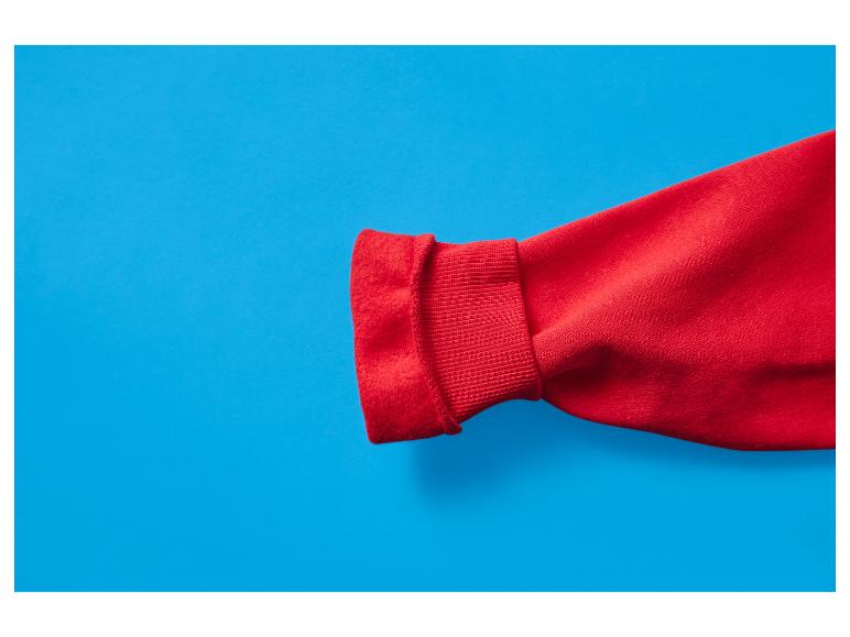 Roter Sweatshirt-Ärmel auf blauem Hintergrund.