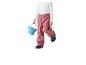 Kind in rosa wasserdichter Hose und weißem Shirt mit blauem Eimer.