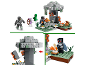 Minecraft-Bauset mit Figuren, einem Baum und einer Lagerfeuerszene.