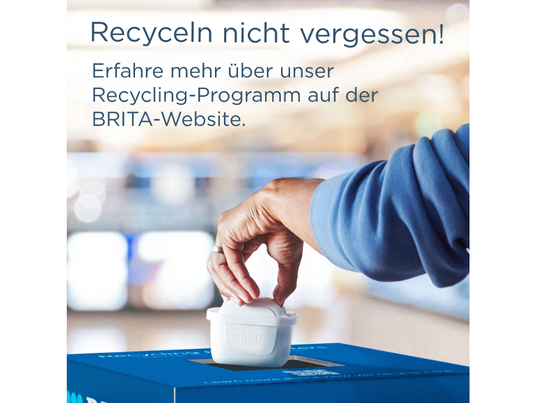 Hand legt Wasserfilter in Recyclingbox, Text fordert zum Recyceln auf.