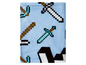 Eine blaue Fleece-Decke mit Minecraft-Schwertern und einer Axt.