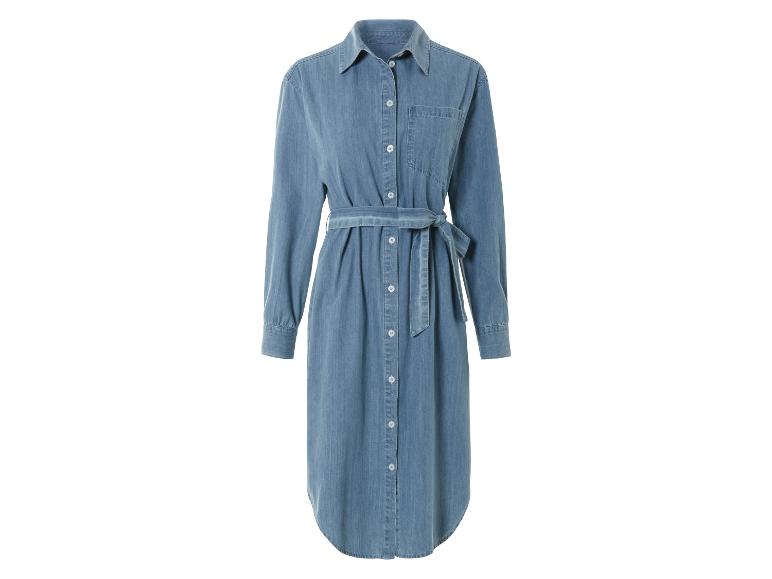 Ein langes, blaues Jeanskleid mit Knöpfen und Gürtel.