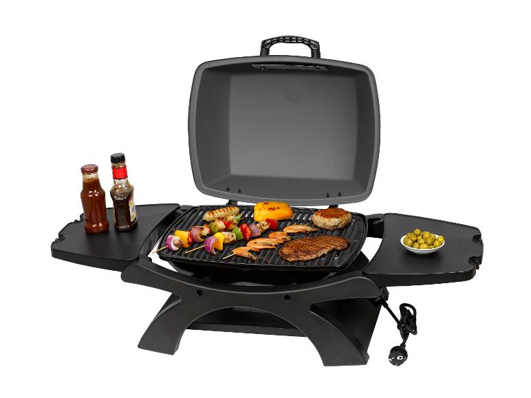 Elektrogrill mit verschiedenen Speisen: Spieße, Garnelen, Steak, Würstchen, Paprika und Oliven.