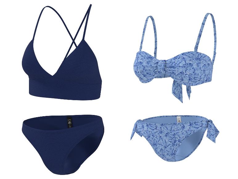 Zwei Damen-Bikini-Sets: eines dunkelblau gerippt, eines hellblau mit Blumenmuster.
