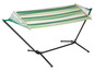 Eine grün-weiß gestreifte Hängematte mit einem schwarzen Metallgestell.