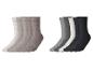 Zwei Sets Socken in verschiedenen Grau-, Beige- und Schwarztönen.