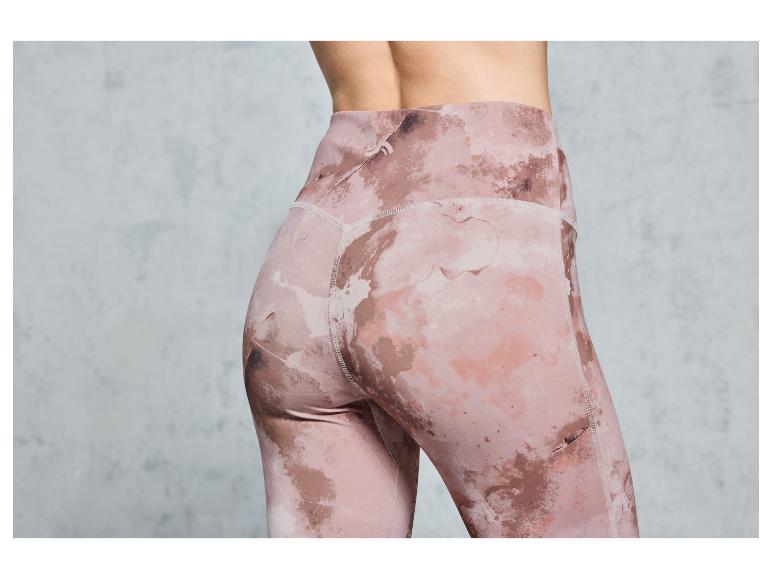 Eine Frau trägt rosa Leggings mit Marmor-Muster.