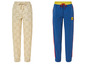 Zwei Paar Lidl Jogginghosen, eine mit Lidl-Logoprint und eine in blau mit roten Streifen.