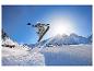 Mann in CRIVIT Freeride-Hose bei einem Snowboard-Sprung in den Bergen.